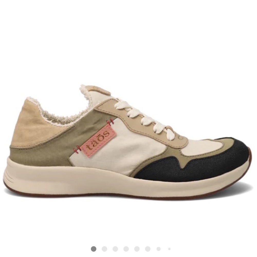 EUC* Taos sneakers sz 7